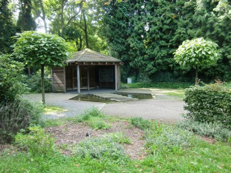 Nettetal-Kaldenkirchen : Geo-hydrologischer Wassergarten im Grenzwald, Eingangsbereich, im überdachten Infostand wird mit Schautafeln über die Entstehung der Landschaft am linken Niederrhein informiert. Eine Nachbildung gibt es im Gelände. z.B. wird auf einem Rundweg ein 130 m langer Bachlauf von der Quelle bis zur Mündung dargestellt.
